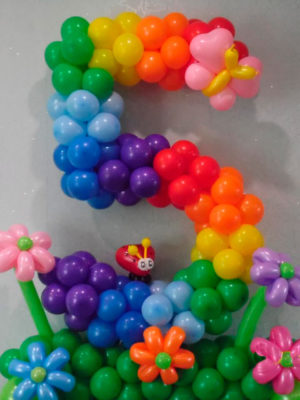 Цифра з повітряних кульок на клумбочками "Веселка"
